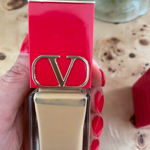 Valentino Very Valentino Foundation - MA4 - Picture 3 of 7